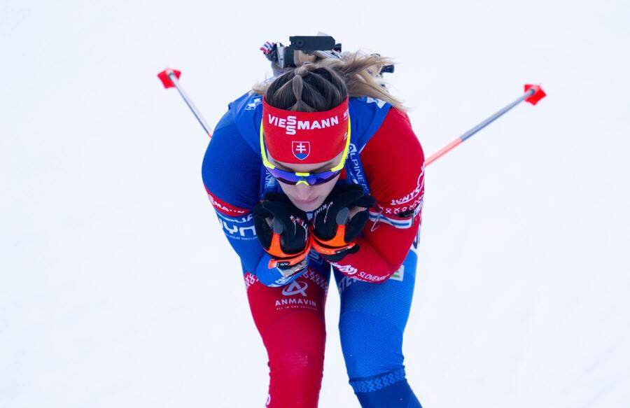 Paulína Bátovská Fialková v aerodynamickom postoji na bežkách