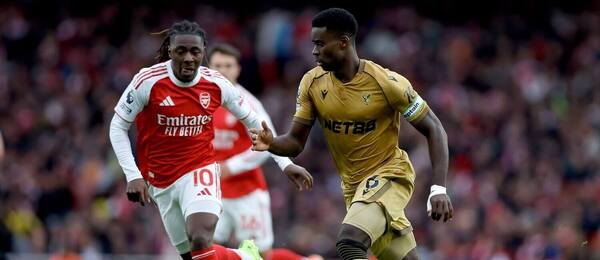 Marc Guehi (Crystal Palace) uniká pred Eberechim Ezem (Arsenal)