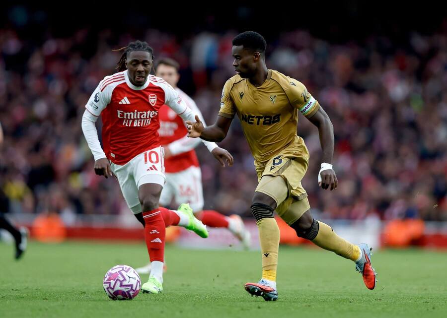 Marc Guehi (Crystal Palace) uniká pred&nbsp;Eberechim Ezem (Arsenal)