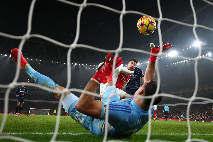 Gabriel Martinelli skóruje do&nbsp;siete Aston Villy