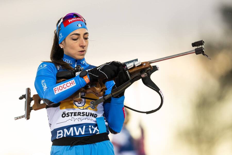 Lisa Vittozzi na strelnici v Östersunde