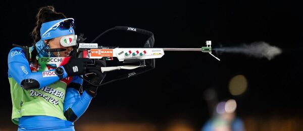 Dorothea Wierer trénuje streľbu na strelnici v Ostersunde