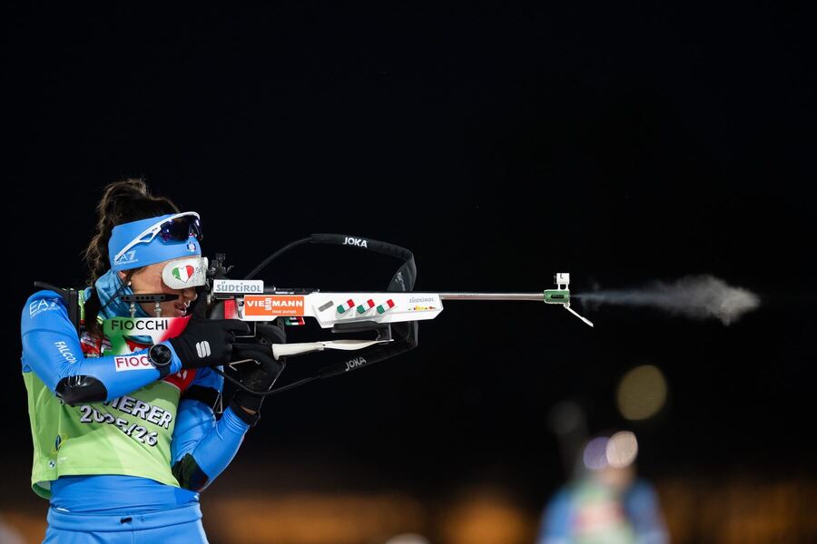 Dorothea Wierer trénuje streľbu na strelnici v Ostersunde