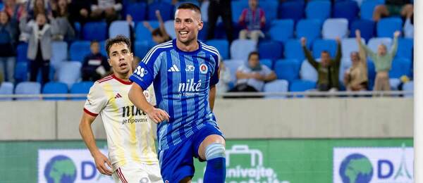 Róbert Mak (Slovan) strieľa gól do siete Ružomberka.