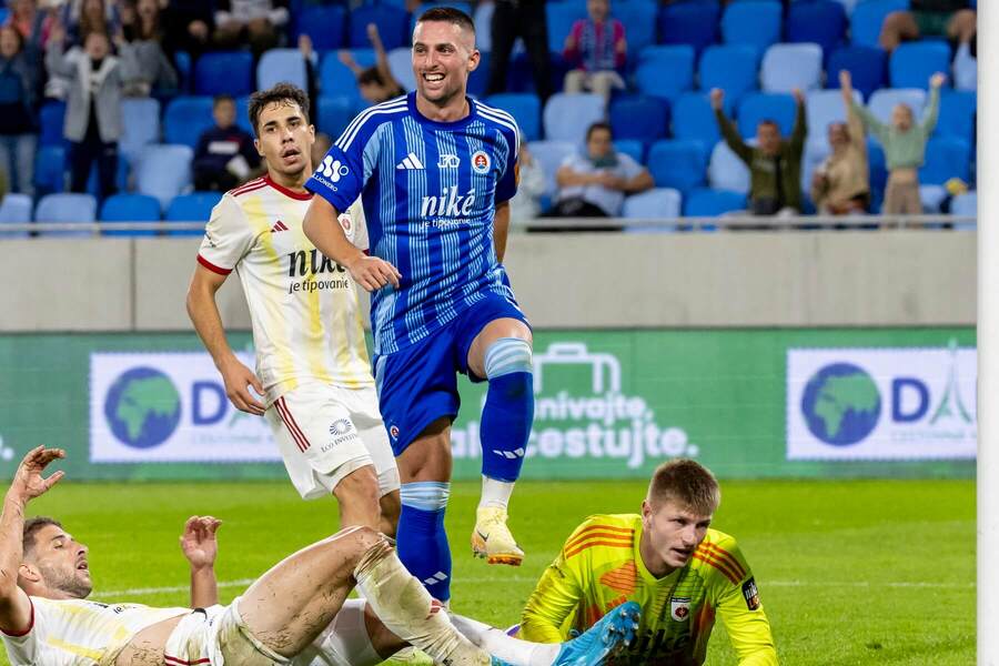 Róbert Mak (Slovan) strieľa gól do siete Ružomberka.