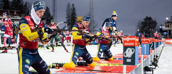 Domáce trio Sebastian Samuelsson, Martin Ponsiluoma a Jasper Nelin na strelnici v Ostersunde