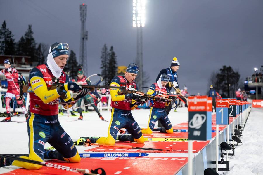 Domáce trio Sebastian Samuelsson, Martin Ponsiluoma a Jasper Nelin na strelnici v Ostersunde