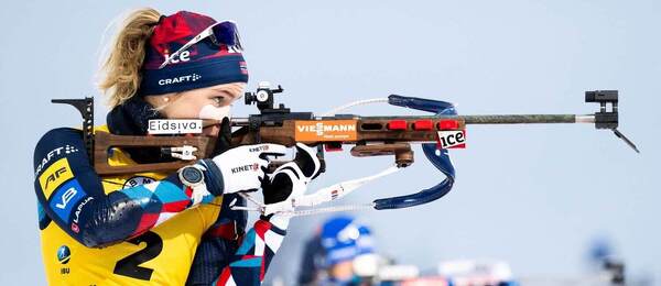 Karoline Offigstad Knotten na strelnici počas stíhacích pretekov v Ostersunde 2023
