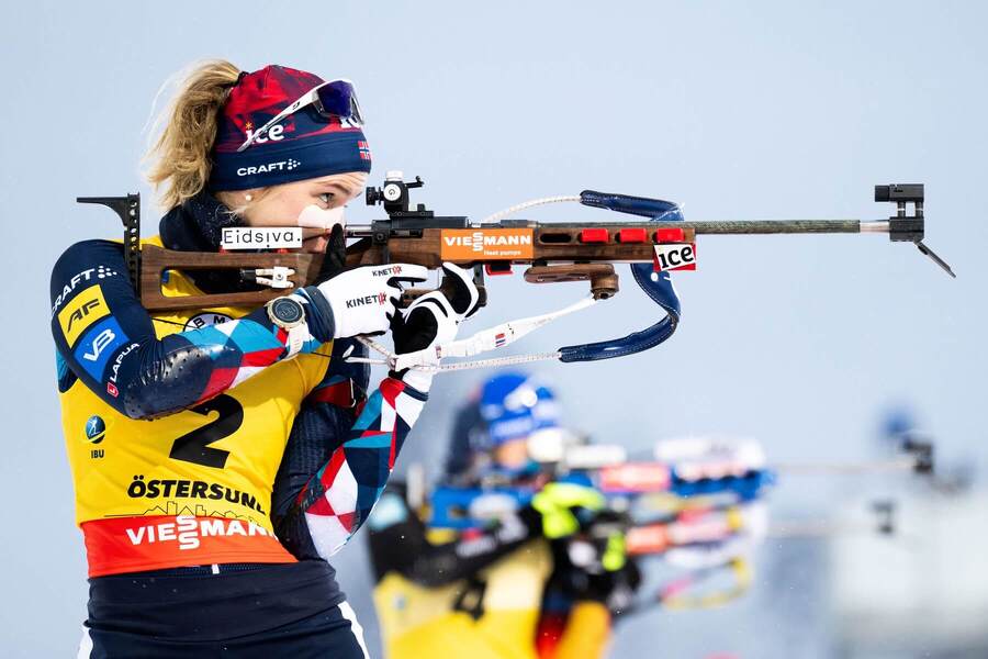 Karoline Offigstad Knotten na strelnici počas stíhacích pretekov v Ostersunde 2023