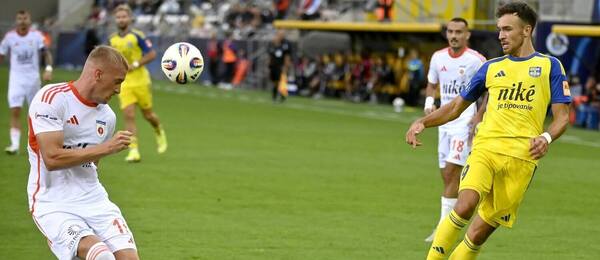 Daniel Köstl (Ružomberok, vľavo) vs. Roman Čerepkai (Košice, vpravo)