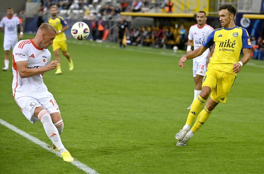 Daniel Köstl (Ružomberok, vľavo) vs. Roman Čerepkai (Košice, vpravo)