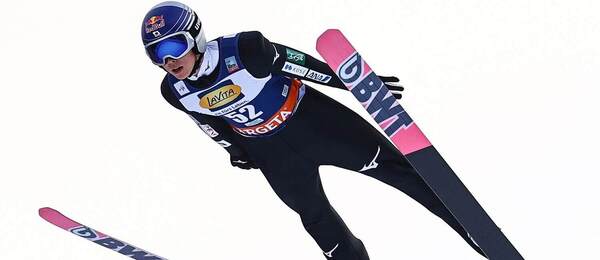 Japonec Ryoyu Kobayashi počas svojho súťažného pokusu na veľkom mostíku v Klingenthal v roku 2023