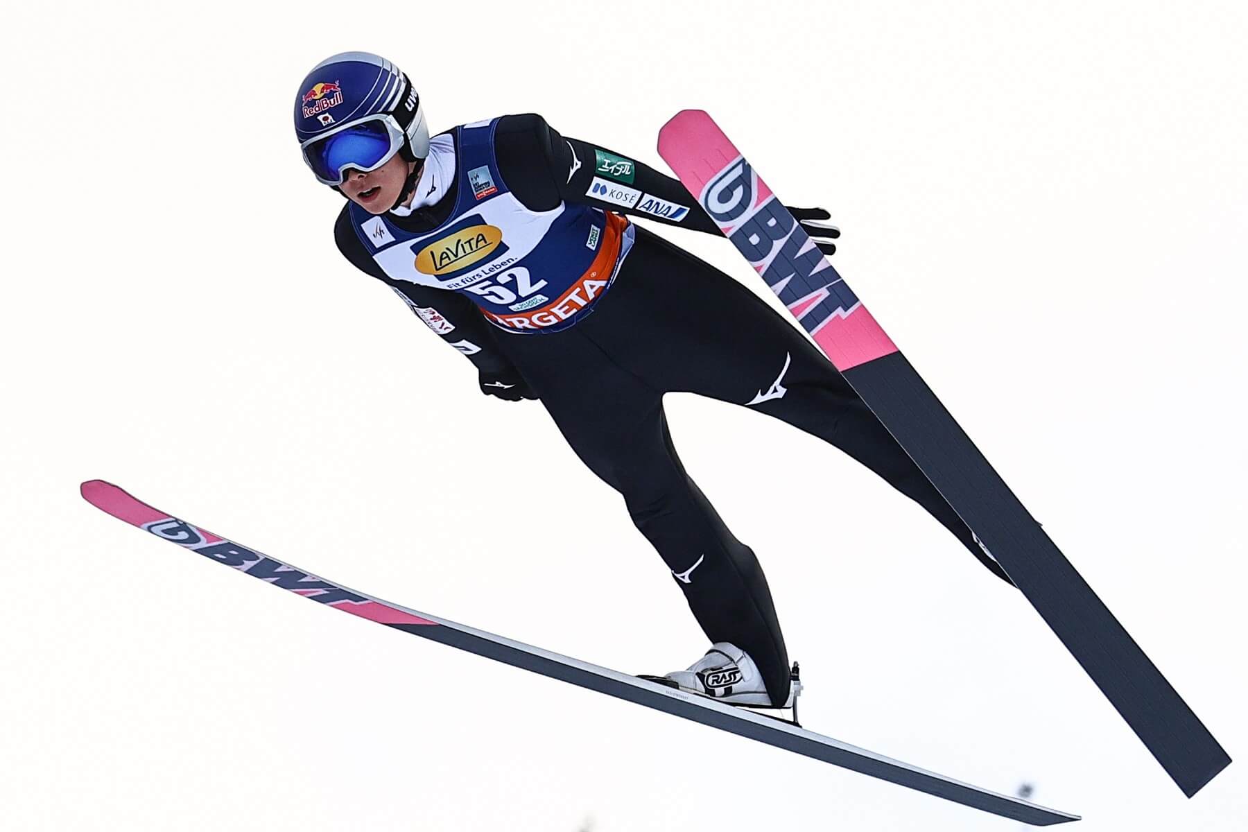 Japonec Ryoyu Kobayashi počas svojho súťažného pokusu na veľkom mostíku v Klingenthal v roku 2023