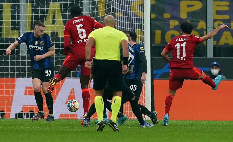 Momentka zápasu Inter – Liverpool.