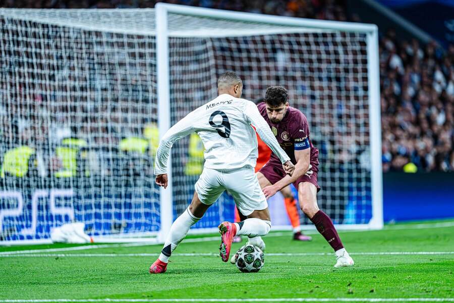 Kylian Mbappé s loptou.