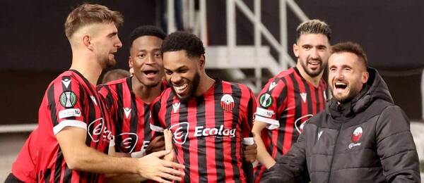 Hráči Shkendije oslavujú gól do siete Shelbourne.