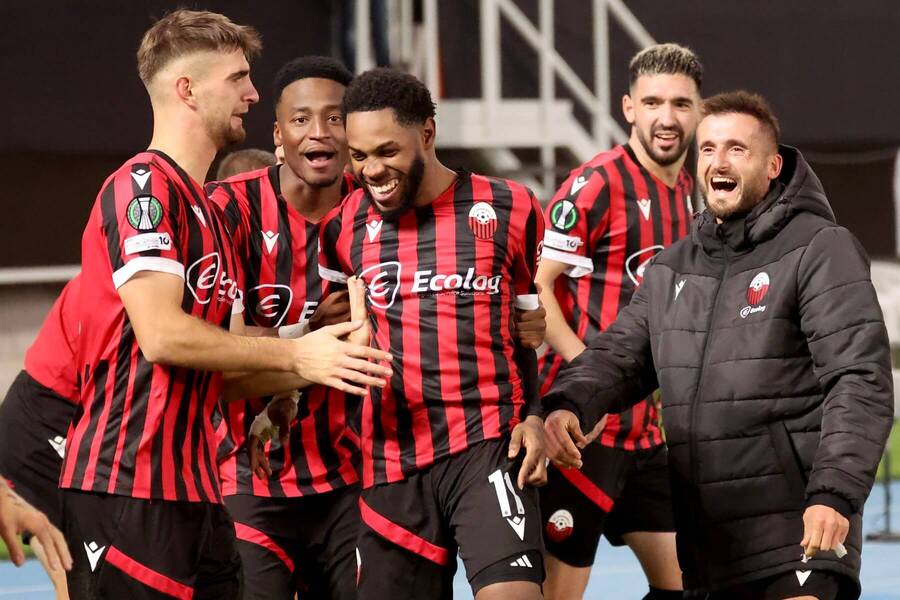 Hráči Shkendije oslavujú gól do siete Shelbourne.