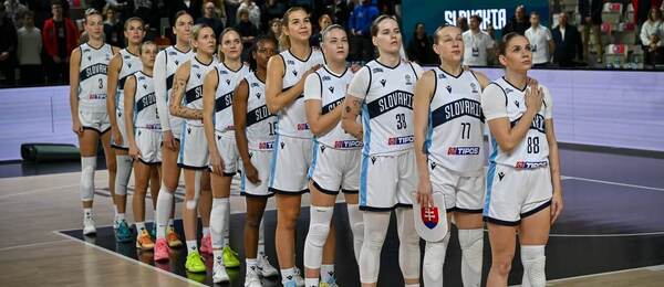Slovenská ženská basketbalová reprezentácia počas štátnej hymny.