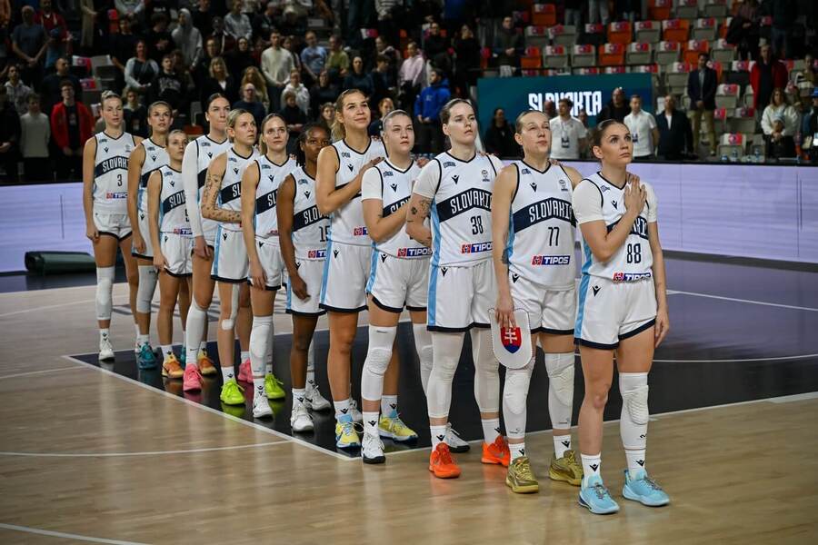 Slovenská ženská basketbalová reprezentácia počas štátnej hymny.