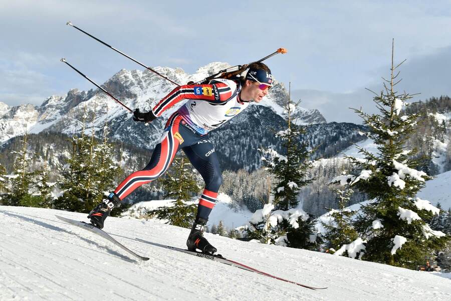 Sturla Holm Laegreid letí na trati v rakúskom stredisku Hochfilzen