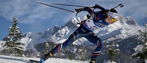 Eric Perrot počas stíhacích pretekov v Hochfilzene 2023