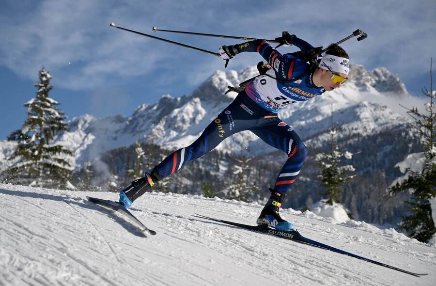 Eric Perrot počas stíhacích pretekov v Hochfilzene 2023