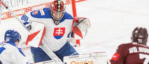 Zľava slovenský obranca Patrik Koch, brankár Eugen Rabčan a útočník Lotyšska Roberts Bukarts počas zápasu Slovensko vs. Lotyšsko na novembrovom Nemeckom pohári 2025