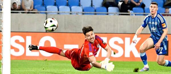 Brankár Dominik Takáč inkasuje.