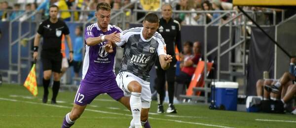 Dominik Žák atakuje Daniela Magdu.