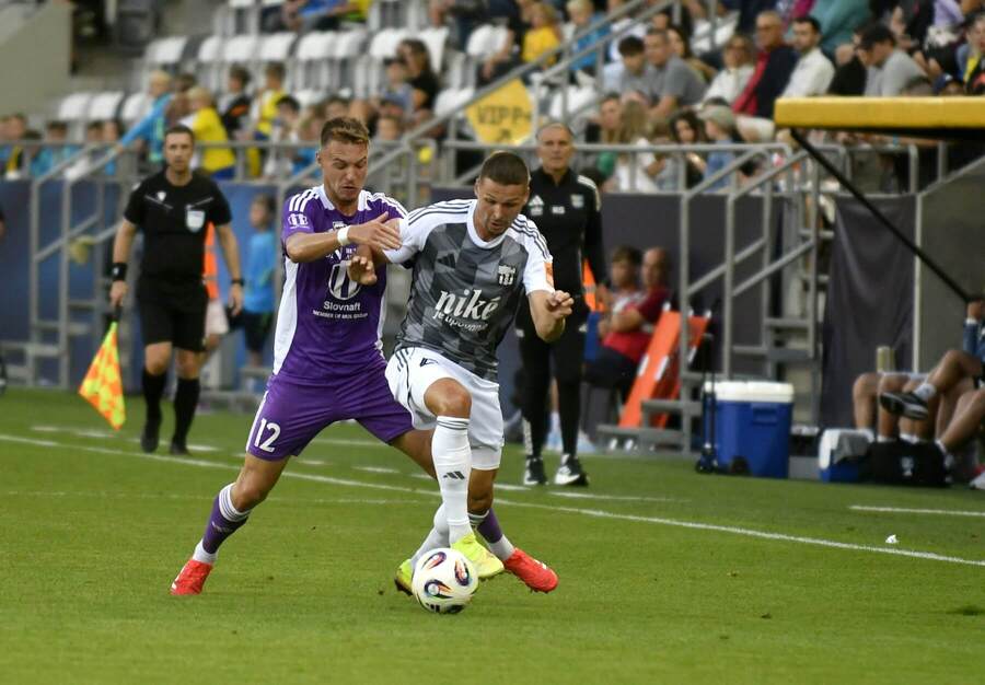 Dominik Žák atakuje Daniela Magdu.