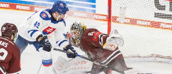 Samuel Takáč pred lotyšským brankárom počas Nemeckého pohára 2025