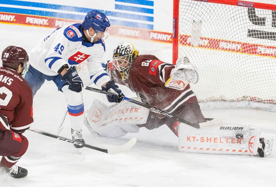 Samuel Takáč pred lotyšským brankárom počas Nemeckého pohára 2025