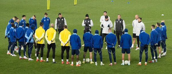 Príhovor trénera Slovana Bratislava Vladimíra Weissa st. (uprostred) k svojim zverencom na tréningu pred zápasom proti Shkendija Tetovo v rámci 5. kola Konferenčnej ligy UEFA 2025/2026