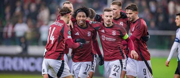 Radosť futbalistov Sparty Praha po góle do siete Legie Varšava v 4. kole Konferenčnej ligy UEFA 2025/26, uprostred kapitán Lukáš Haraslín