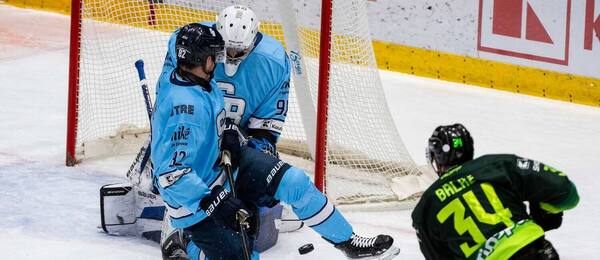 Jozef Baláž (Žilina) strieľa na bránu Slovana.