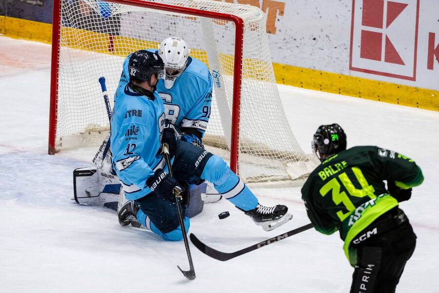 Jozef Baláž (Žilina) strieľa na&nbsp;bránu Slovana.