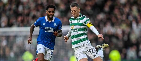 V modrom Youssef Chermiti, hráč Rangers, a kapitán Celticu Callum McGregor