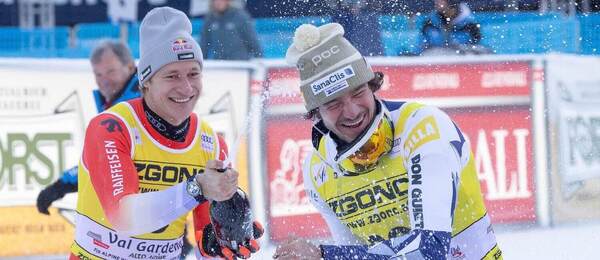 Marco Odermatt (vľavo) a Jan Zabystřan sa sprchujú šampanským