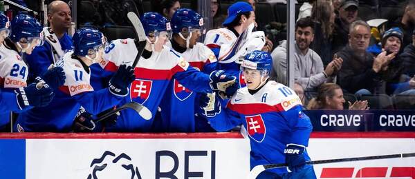 Tomáš Pobežal oslavuje so spoluhráčmi gól do siete Švédska.