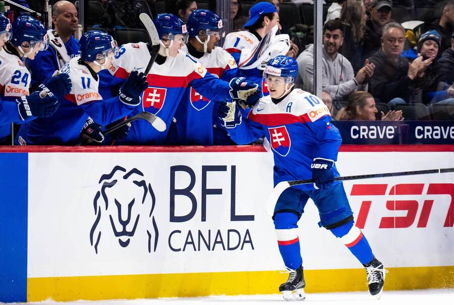 Tomáš Pobežal oslavuje so&nbsp;spoluhráčmi gól do&nbsp;siete Švédska.