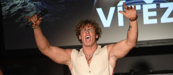 Spicy Pája oslavuje víťazstvo v šou Survivor.