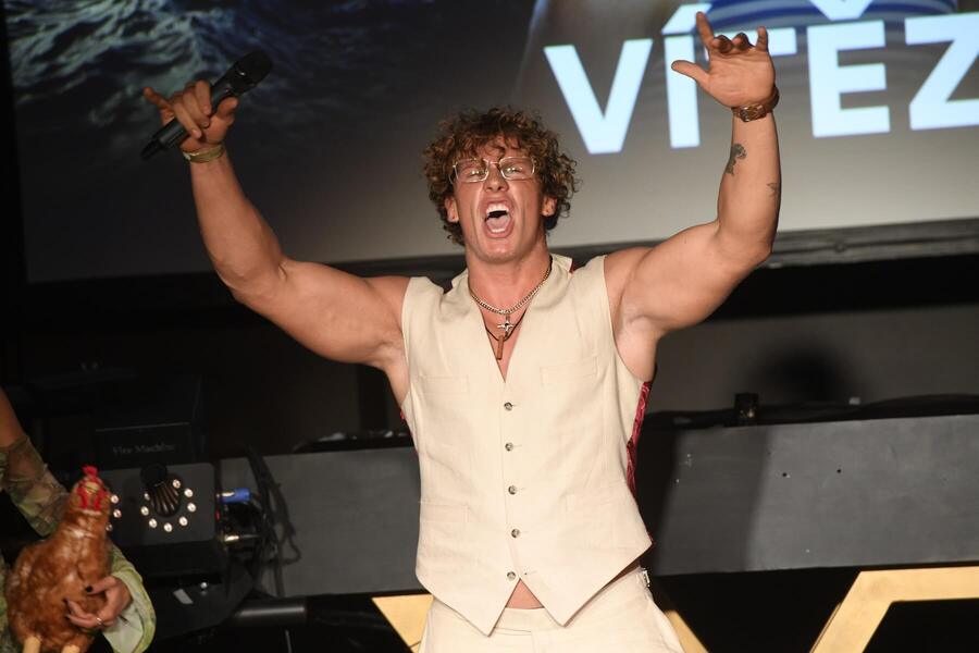 Spicy Pája oslavuje víťazstvo v&nbsp;šou Survivor.