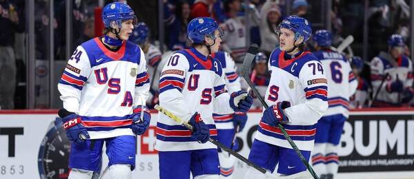 Kapitán USA Brodie Zimer (vpravo) so spoluhráčmi