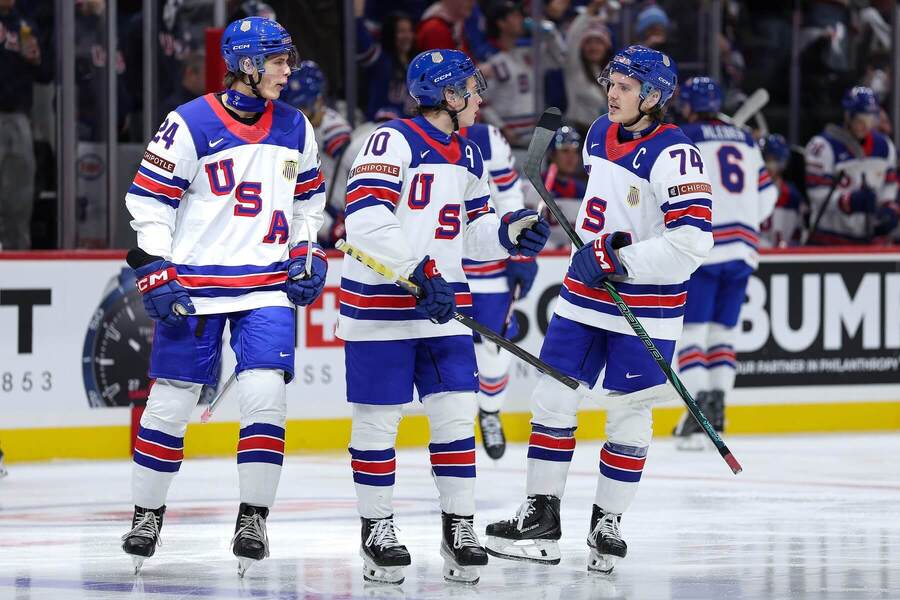 Kapitán USA Brodie Zimer (vpravo) so&nbsp;spoluhráčmi