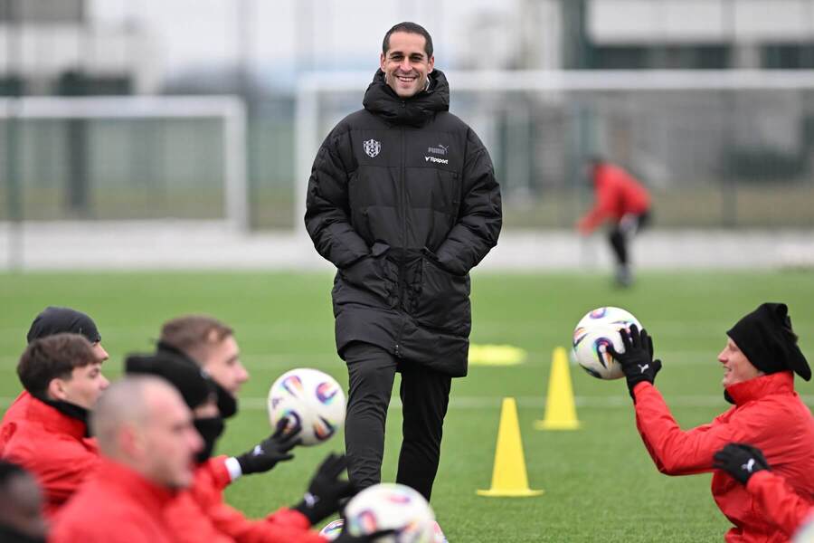 Tréner Trnavy Antonio Munoz dohliada na&nbsp;tréning svojich nových zverencov