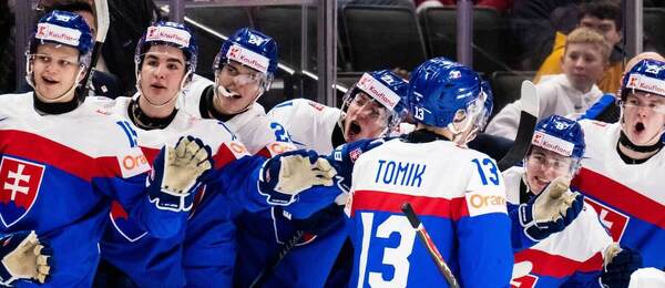 Tobias Tomík oslavuje gól so spoluhráčmi.