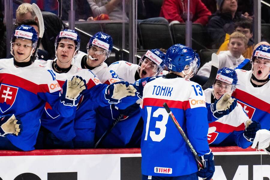 Tobias Tomík oslavuje gól so&nbsp;spoluhráčmi.