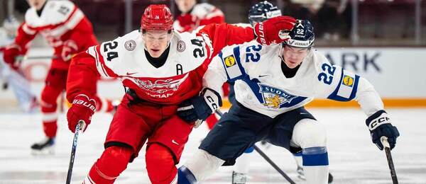 Fín Emil Hemming sa snaží dokorčuľovať súpera z Dánska