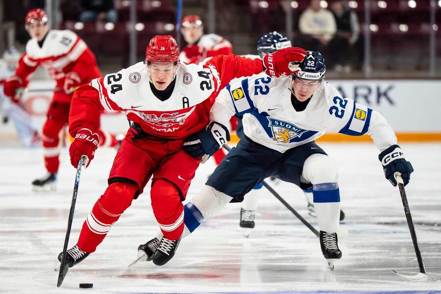 Fín Emil Hemming sa snaží dokorčuľovať súpera z&nbsp;Dánska