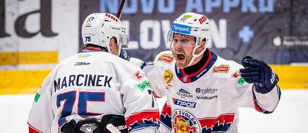 Patrik Marcinek a Marek Hecl oslavujú gól do siete Slovana.